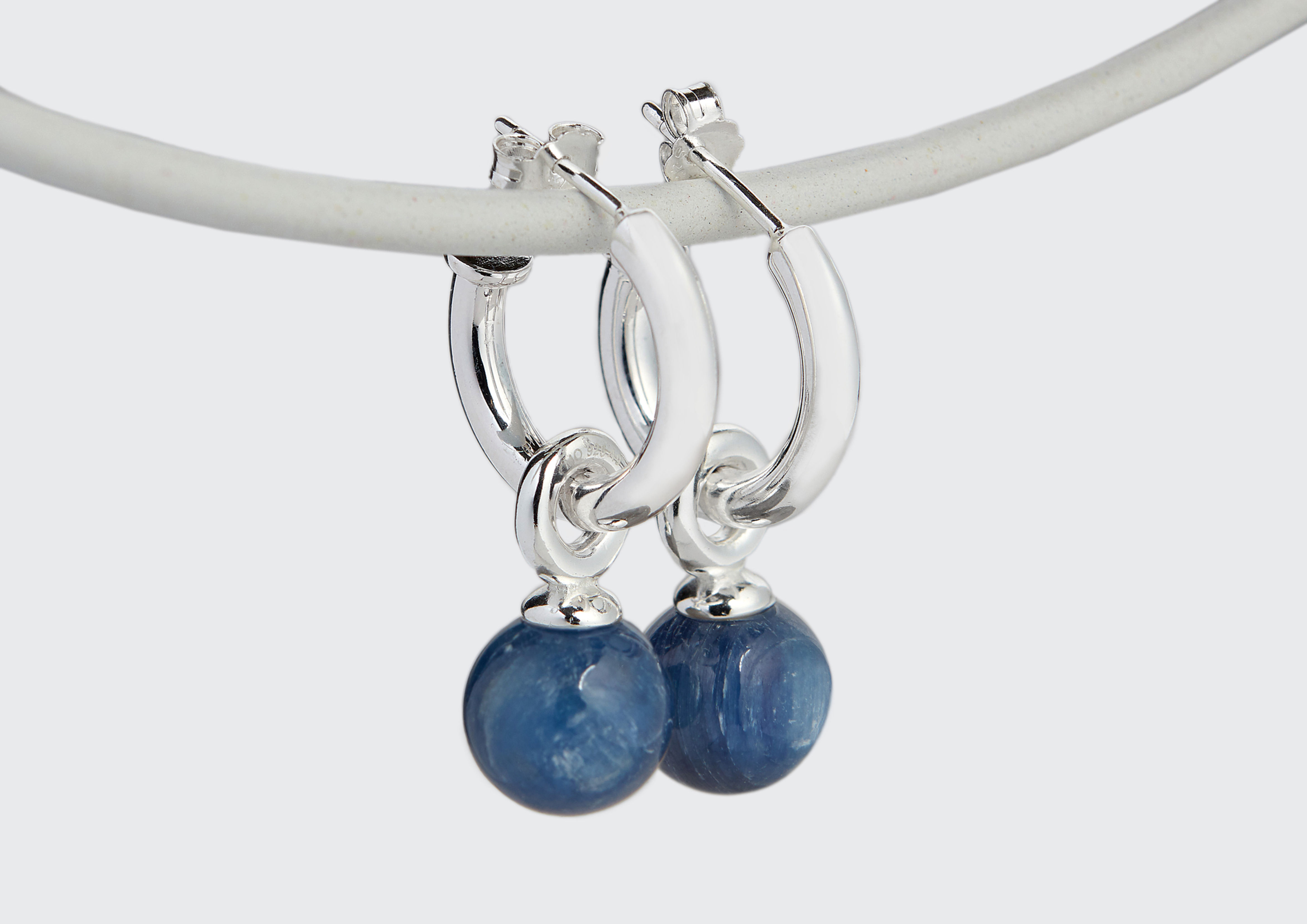 Creolen und Steinanhänger