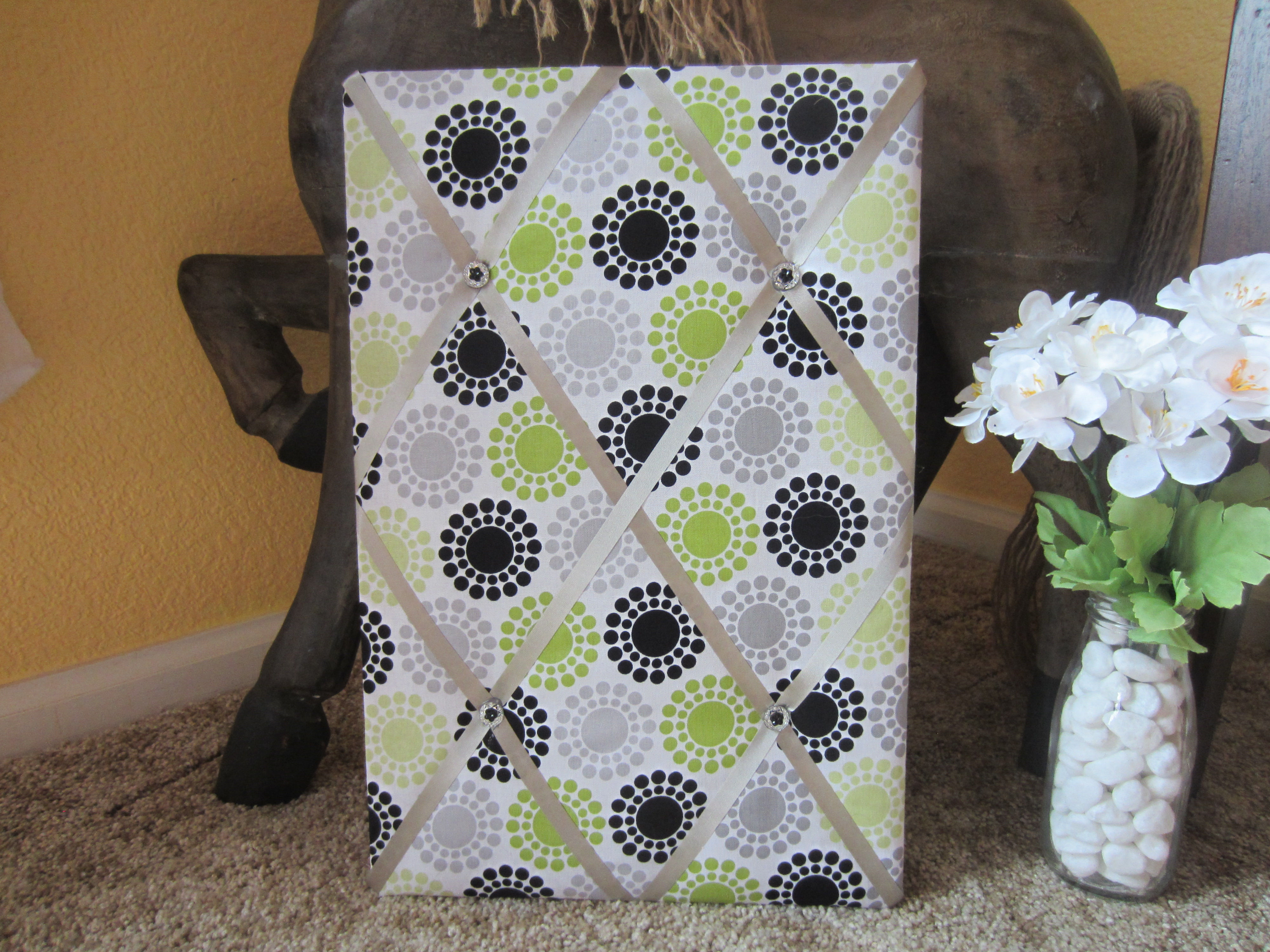 Circle Pattern in Black, Gray, and Green