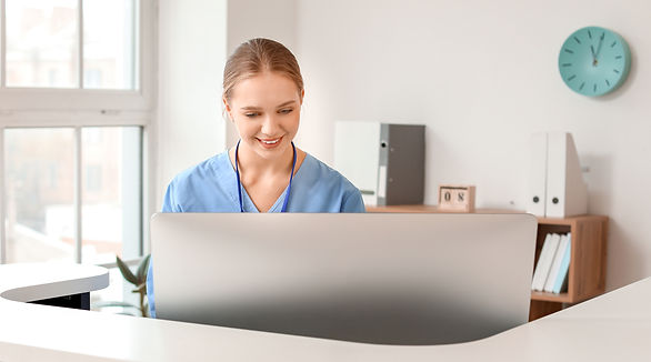 recepcionista de um hospital com roupa azul clara