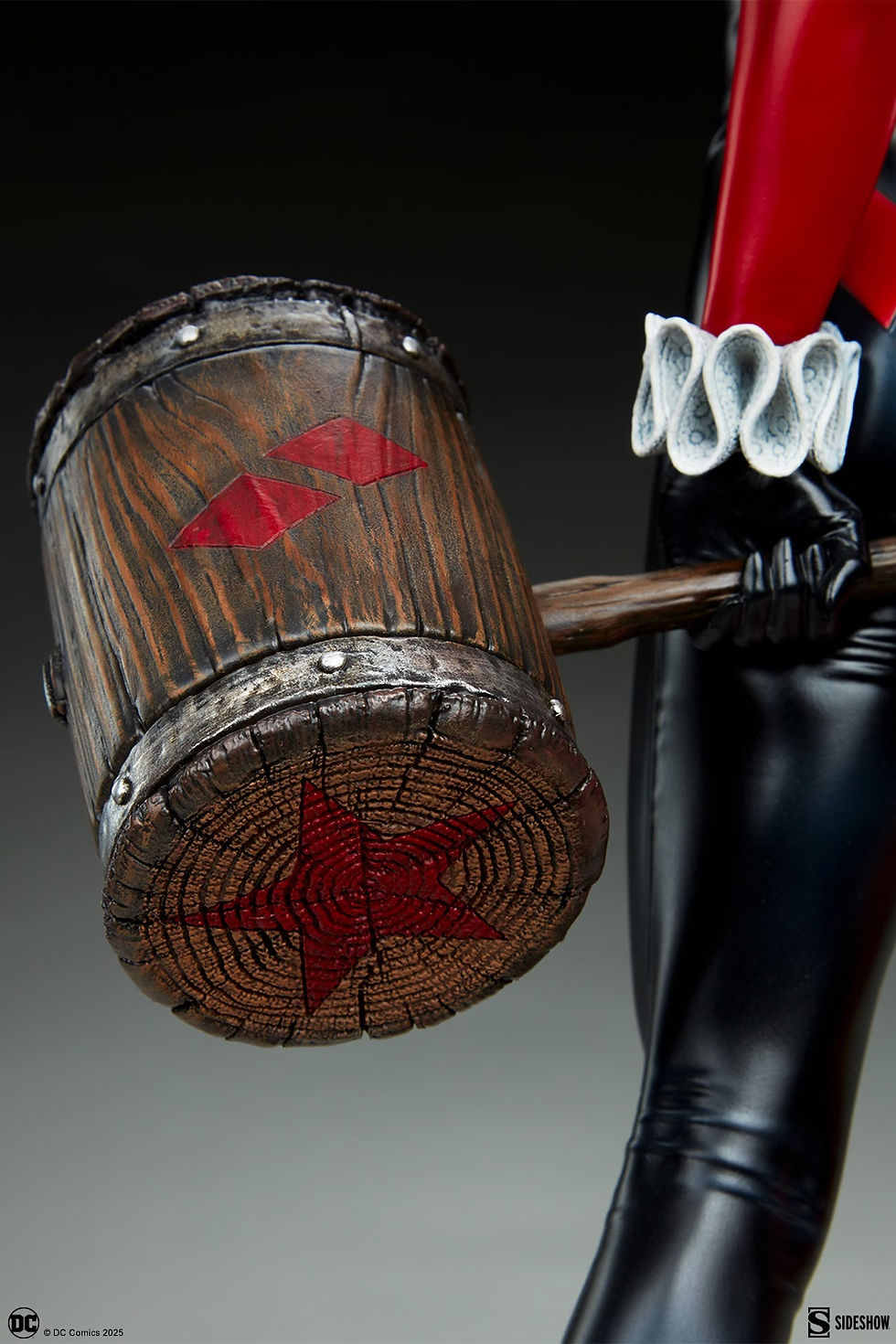 Thumbnail: Sideshow 300922 Harley Quinn Premium Format Figure 8