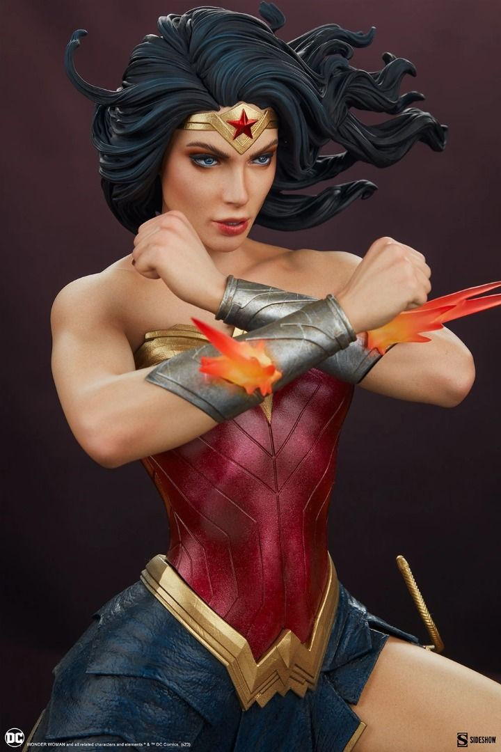 Thumbnail: Sideshow 300817 Wonder Woman: Saving The Day Premium Format Figure 8