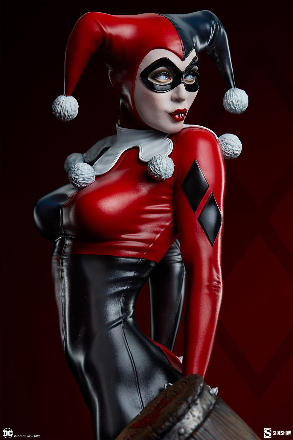 Thumbnail: Sideshow 300922 Harley Quinn Premium Format Figure 3