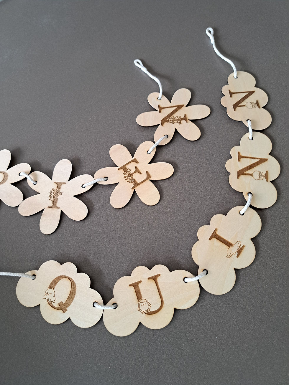 Thumbnail: Naamslingers van hout gepersonaliseerd, wolken, bloemen
