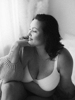 Boudoir-kuvaus Salossa: Hetki, jossa valo ja voima kohtaavat