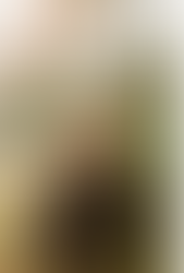 pieni tyttö istuu maassa auringonlaskussa ja katsoo kameraan