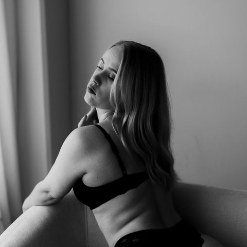 Boudoir-kuvaus Helsingin valossa – pehmeä ja voimaannuttava hetki.