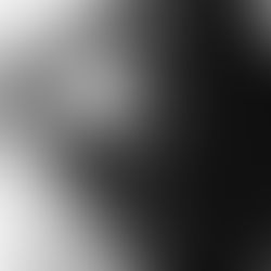 nainen koskettaa hiuksiaan tunnelmallisessa boudoir-kuvauksessa Maikki Wuoriston kanssa.