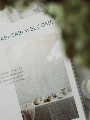 wabisani kirja marmorisella pöydällä.