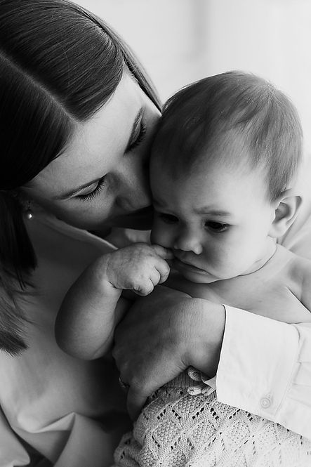 perhekuvaus-salo-aiti-ja-lapsi-halauksessa-maikki-wuoristo