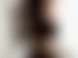 nainen katsoo itseään peilistä alusvaatteissa.