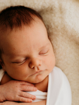 Mitä tapahtuu vauvakuvauksessa – askel askeleelta täydellisiin muistoihin