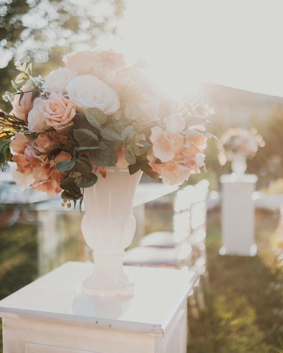 Elegant event floral design in Tennessee with peach roses.
