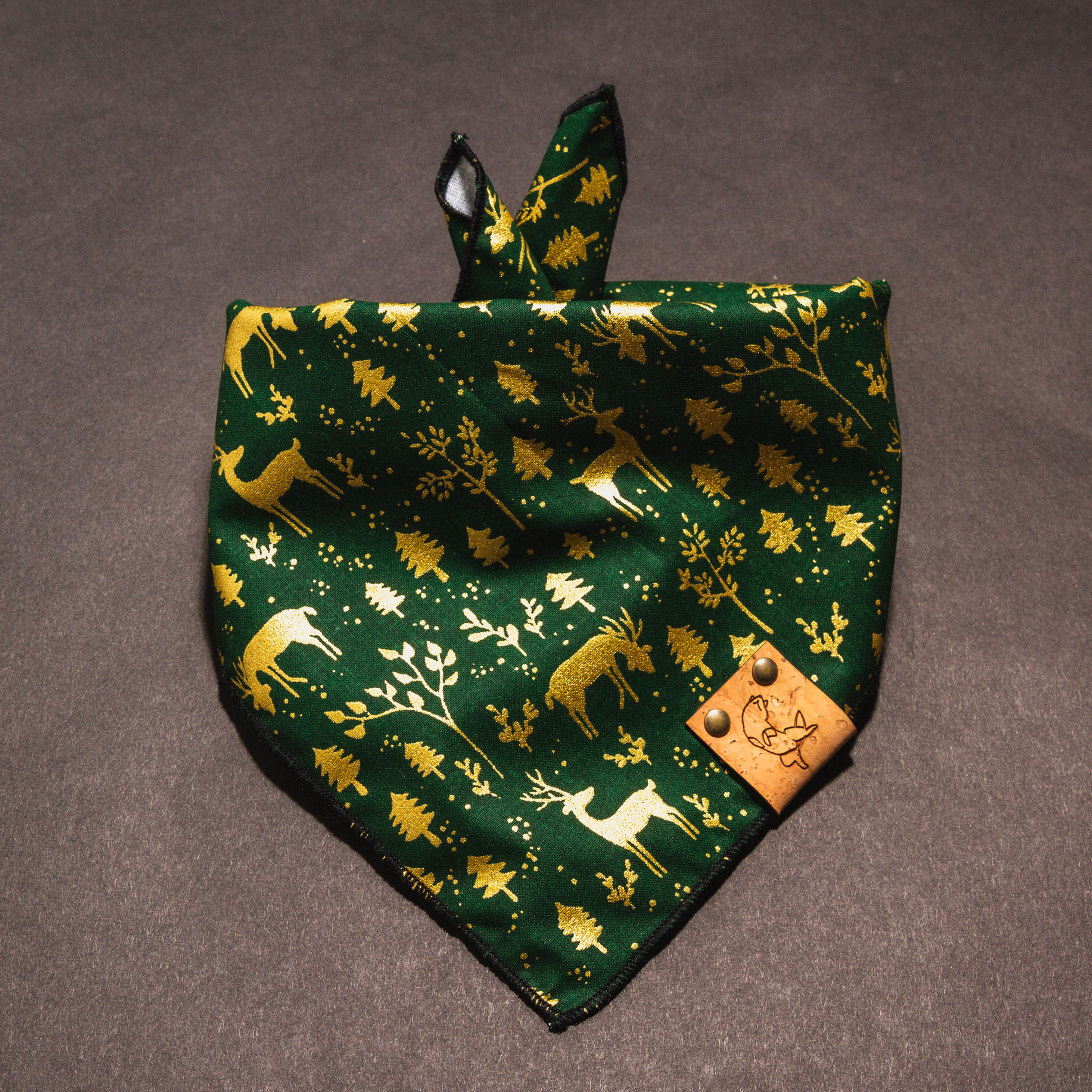 bandana Noël chien et chat 100% coton à nouer vert forêt et or motifs rennes et sapins fait main en France la Crapule