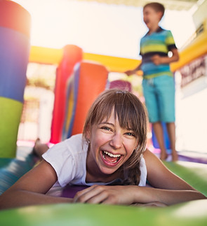 Kinder spielen im Hüpfburg