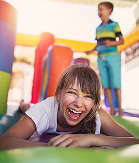 Dzieci bawiące się w Zamku Skoków