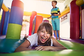 Kinderen die spelen in Bouncy Castle