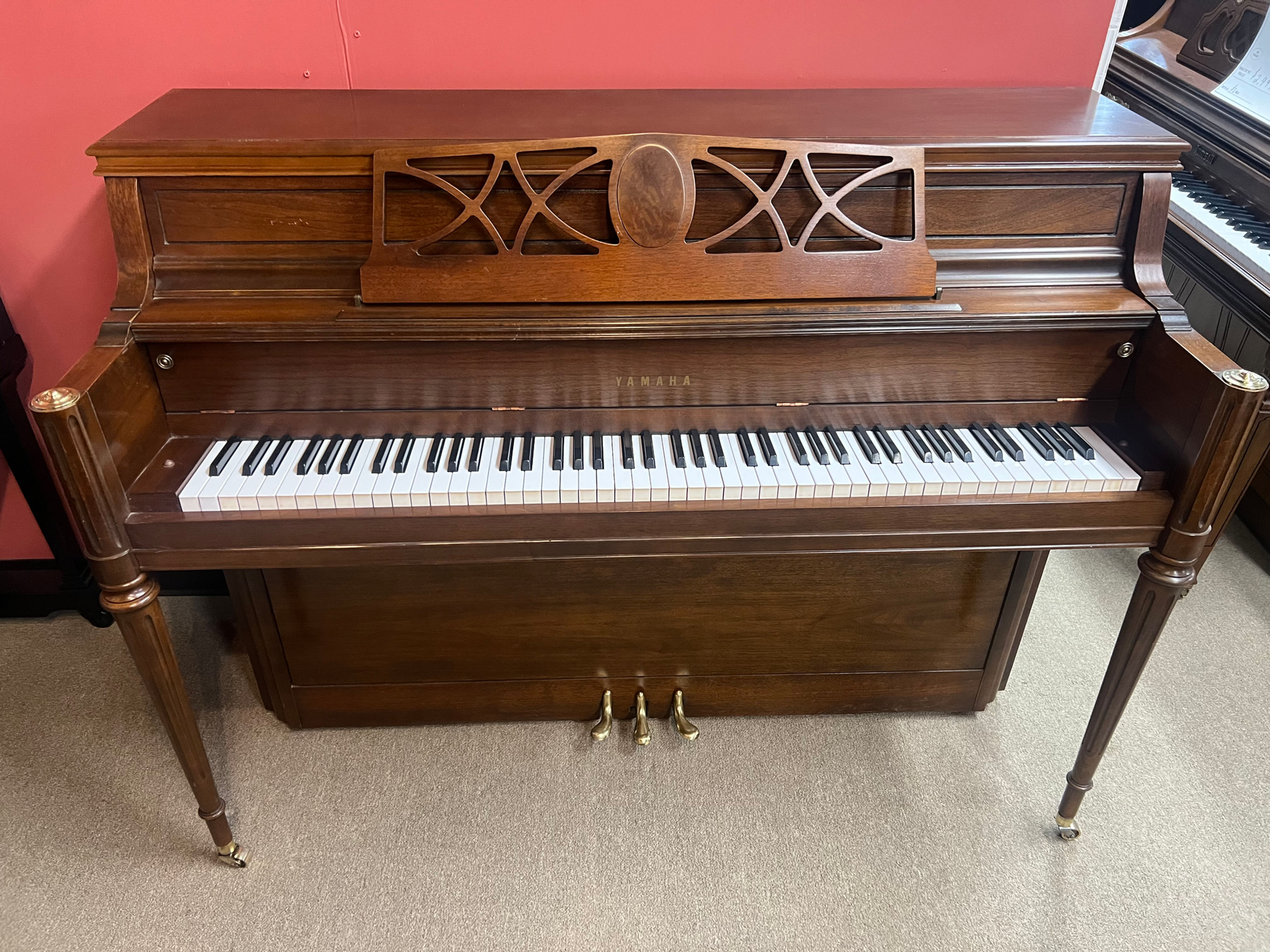 Yamaha Console Upright 42" Walnut