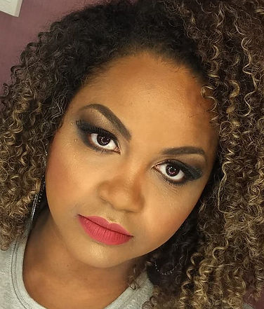 Maquiagem para pele negra. Olho esfumado diagonal. Maquiadora Daphne Porto