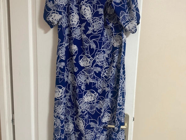 Robe mi-longue à motif floral bleu et blanc