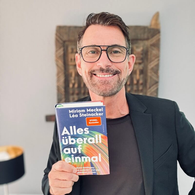 Alles überall auf einmal: Wie Künstliche Intelligenz unsere Welt verändert und was wir dabei gewinnen können — Miriam Meckel & Léa Steinacker