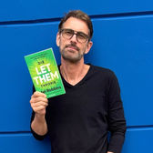 Peter Kreuz mit dem Buch Die LET THEM Theorie (Mel Robbins) e kürzeste Geschichte der Wirtschaft" von Andrew Leigh