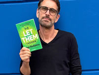 Peter Kreuz mit dem Buch Die LET THEM Theorie (Mel Robbins) e kürzeste Geschichte der Wirtschaft" von Andrew Leigh