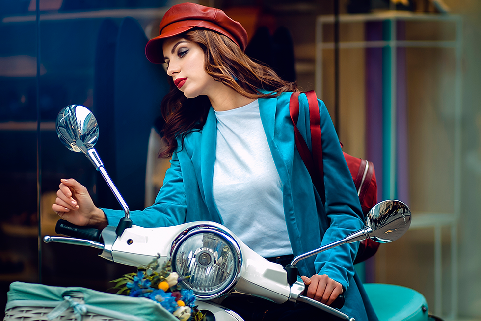 Szabadtéri női portréfotózás, Vespa, fashion fotózás, Kurucz Klaudia