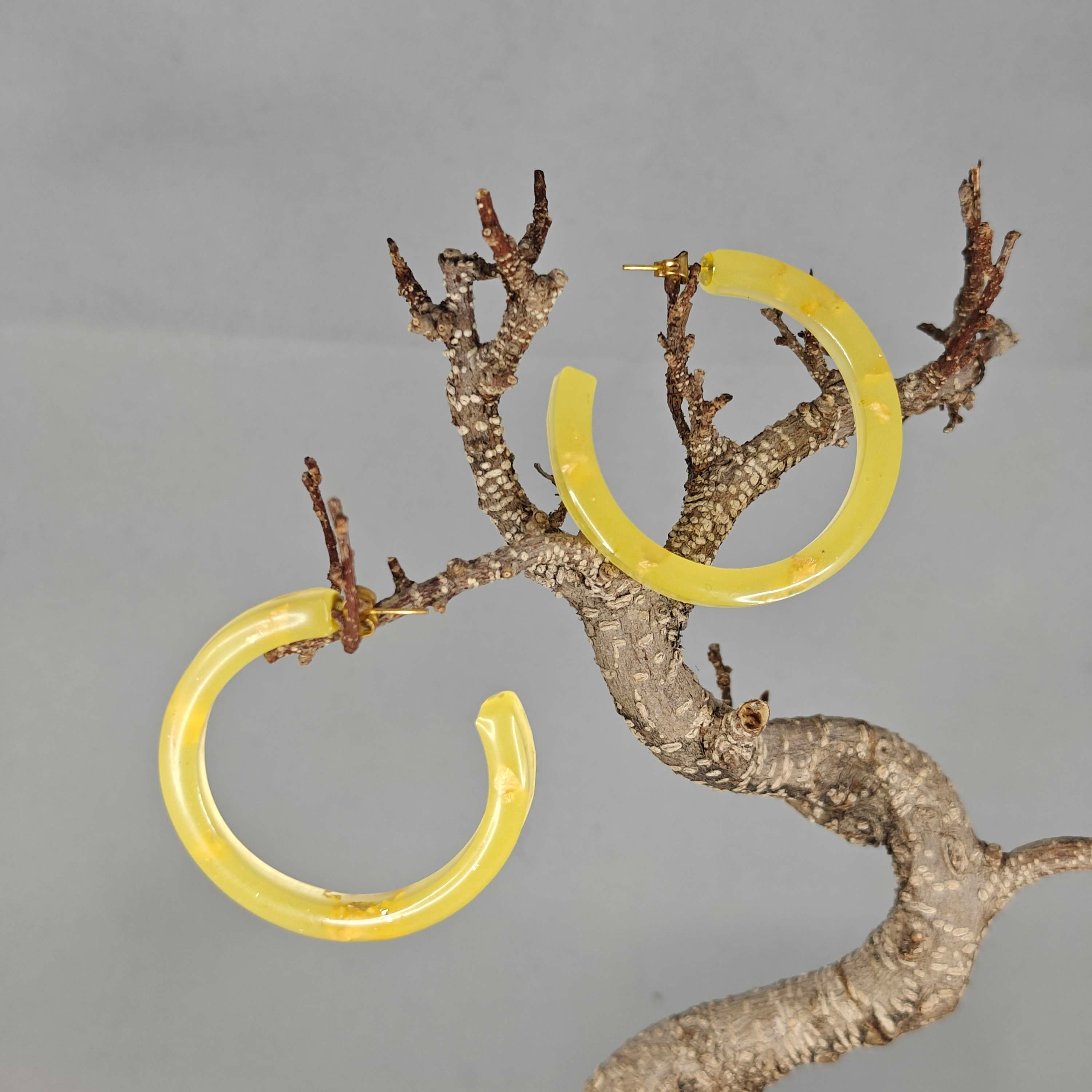 Boucles d'oreilles créoles jaunes phosphorescent, feuille or