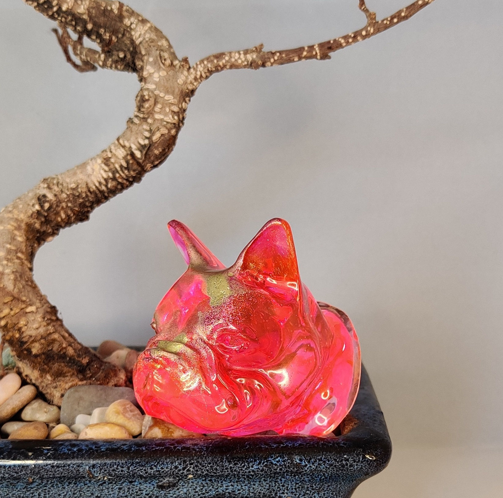 Tête de bouledogue rose dorée