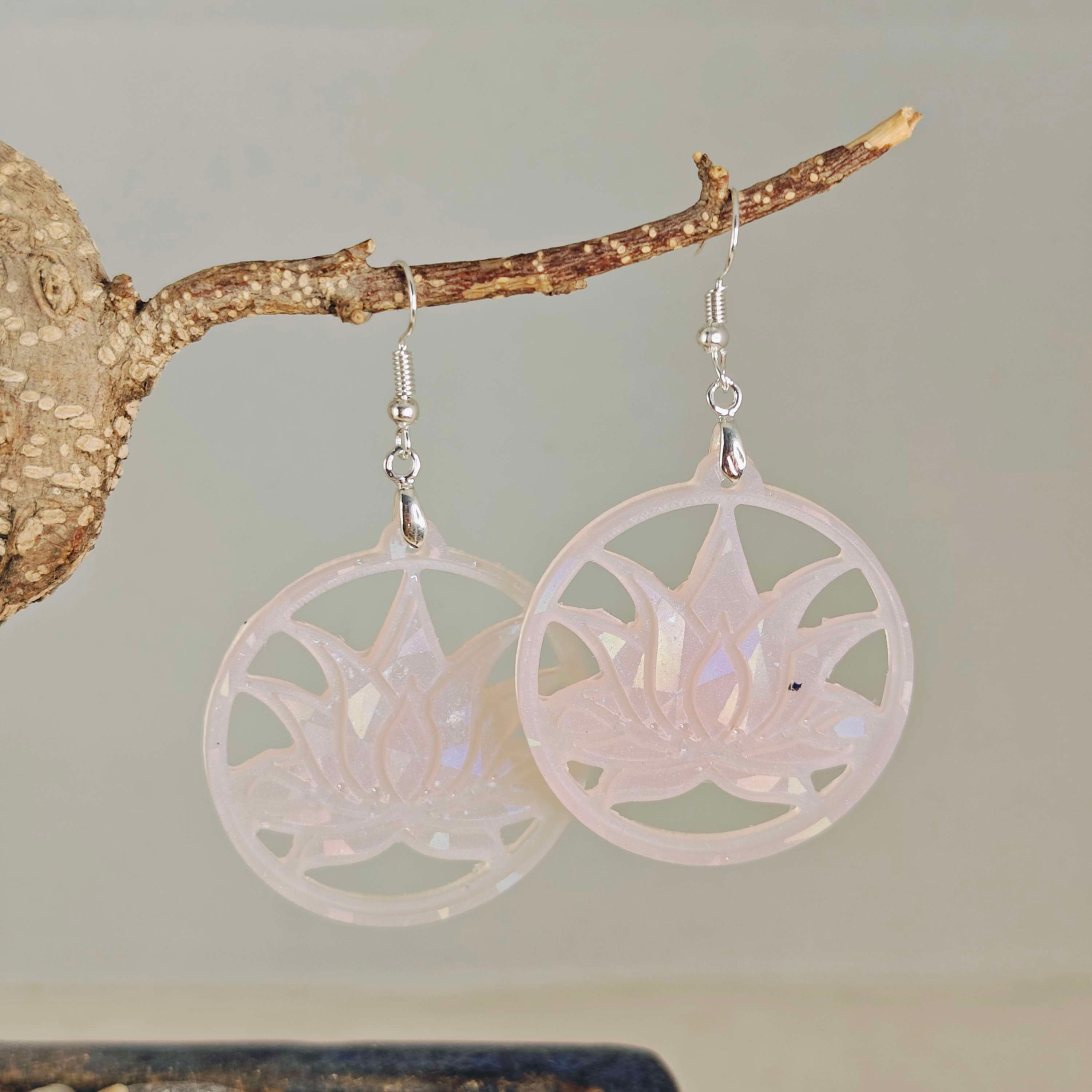 Boucles d'oreilles lotus holographique rose 
