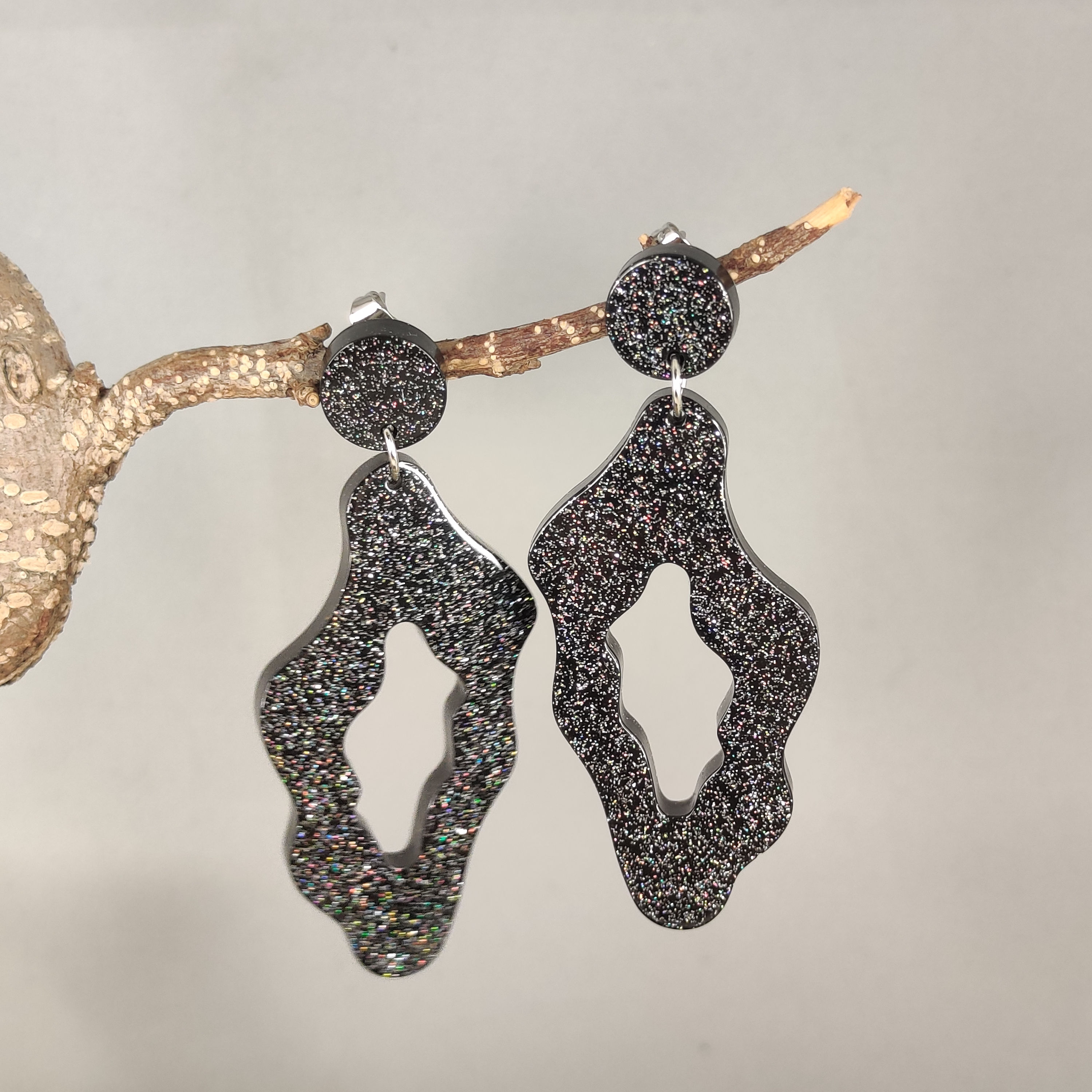 Boucles d'oreilles grande forme Agathe noir paillettes holographiques 