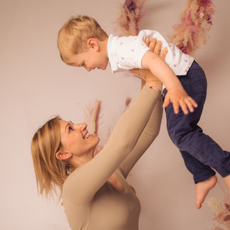Mommy and Me Shooting. Eine Mama die wertvolle Zeit mit ihrem Kind verbringt