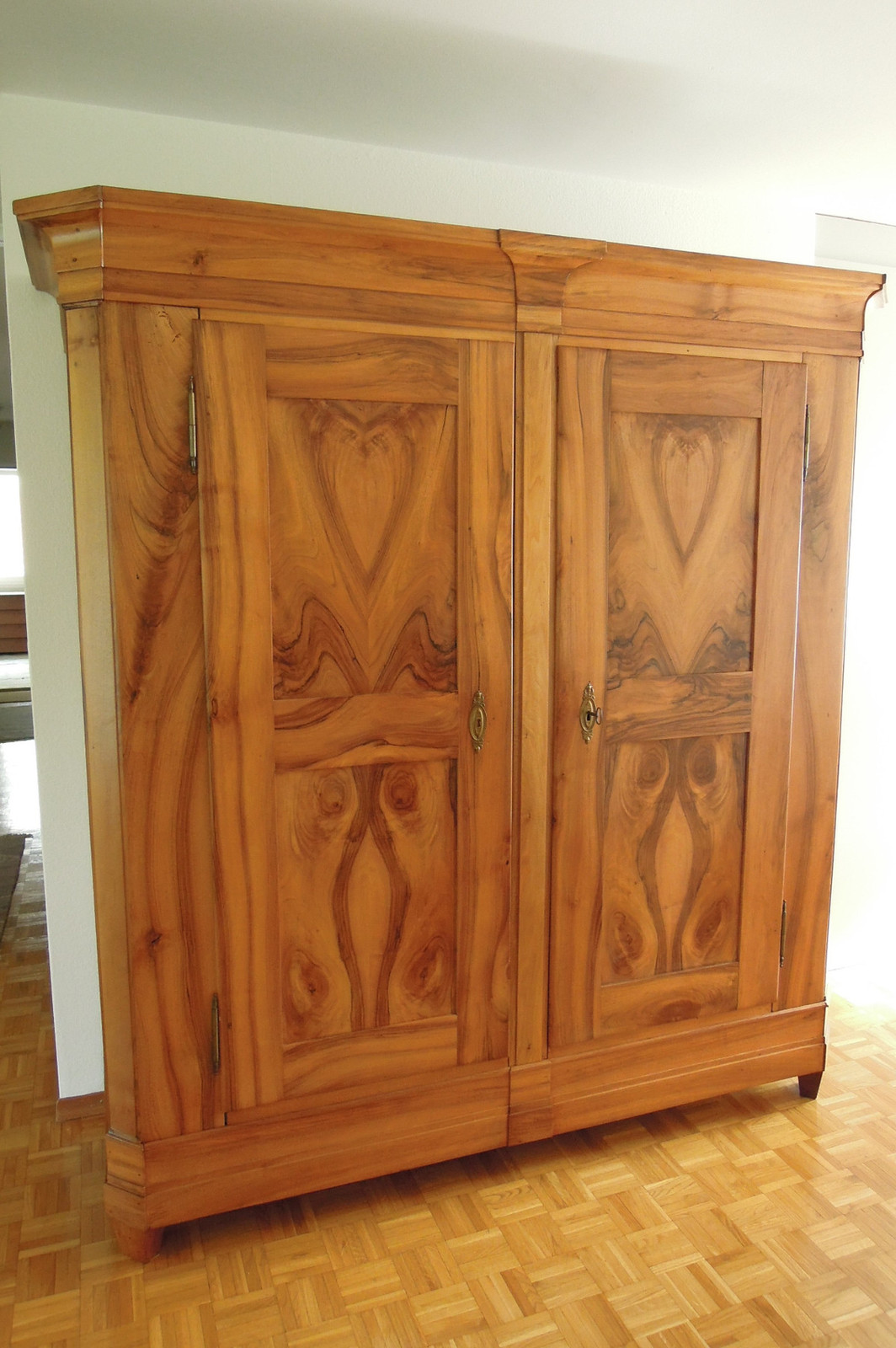 Antiker Schrank renoviert