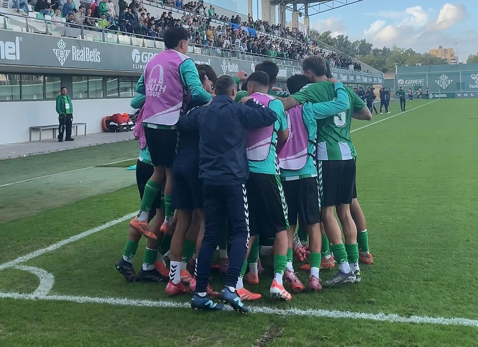 La plantilla verdiblanca celebra el gol de la remontada, obra de Rodrigo Marina (2-0). ANTONIO J. MONTER