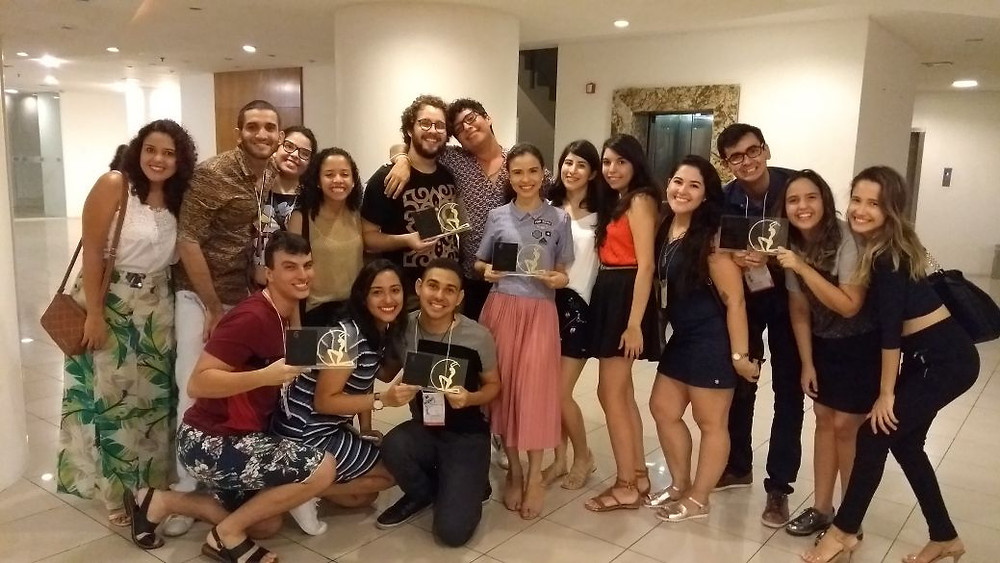 Professora Mayara de Araújo (esquerda) e alunos vencedores durante cerimônia de premiação