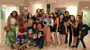 Professora Mayara de Araújo (esquerda) e alunos vencedores durante cerimônia de premiação