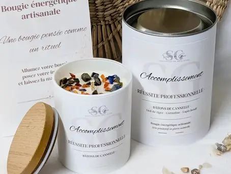Bougie lithothérapie artisanale avec pierres naturelles, boîte écrin et flyer explicatif – gamme professionnelle Souffle de Gaïa