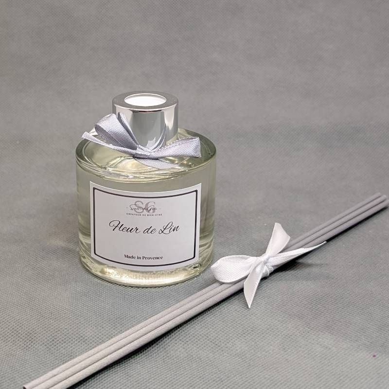 Diffuseur de parfum artisanal Souffle de Gaïa dans un univers doux et raffiné, illustration des senteurs florales et poudrées pour boutiques décoration et bien-être.