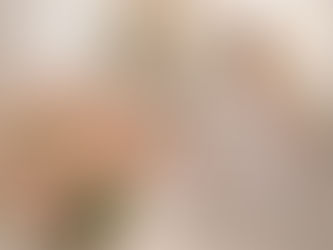 bouquet de roses dans une pièce zen avec personne méditant en arrière-plan