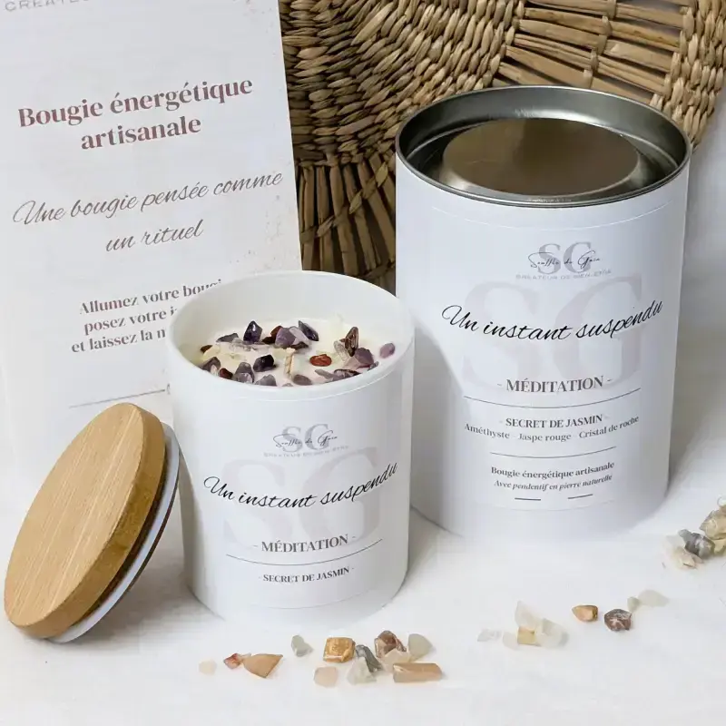 Bougie lithothérapie Méditation Un instant suspendu avec pierres naturelles visibles dans la cire, accompagnée de son étui et de cristaux, pour illustrer le choix d’une bougie rituel bien-être.