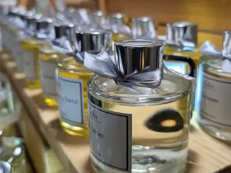 Diffuseur de parfum artisanal Souffle de Gaïa présenté en gros plan sur un stand, illustration d’un produit premium pour boutique, concept store et univers bien-être.