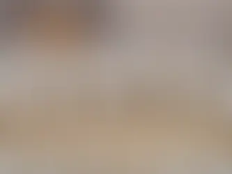 Gamme de bougies parfumées artisanales Souffle de Gaïa mise en scène en boutique dans un univers décoration et bien-être