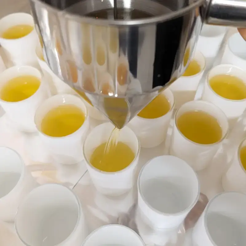 Coulage artisanal de bougies parfumées dans l’atelier Souffle de Gaïa en Provence, illustration du savoir-faire français.