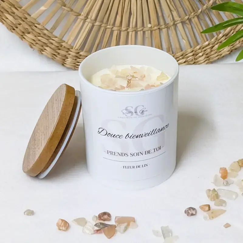 Des bougies lithothérapie qui invitent à ralentir, se recentrer et créer une atmosphère apaisante en boutique comme à la maison.