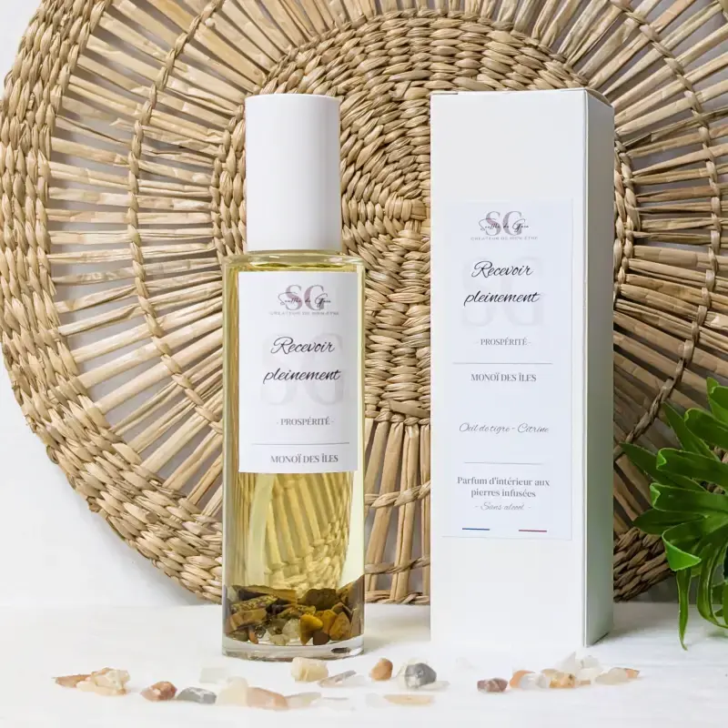 Spray rituel artisanal avec pierres naturelles visibles dans le flacon et boîte de présentation – produit bien-être pour boutique