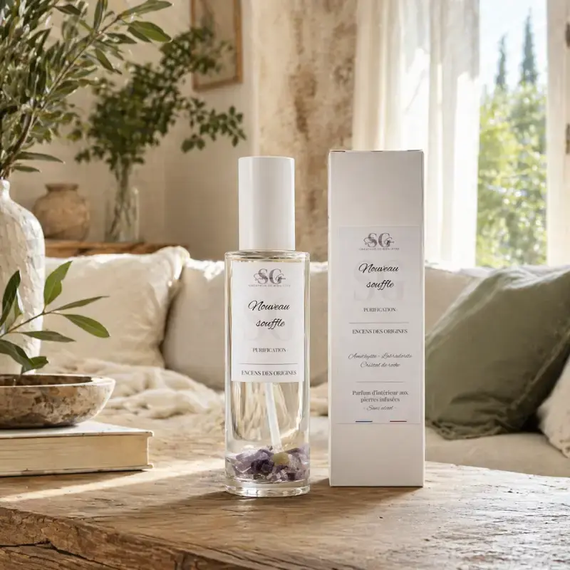 Spray d’intérieur Nouveau souffle avec son étui, posé sur une table en bois dans une pièce à vivre lumineuse de style mas provençal, pour purifier et réinitialiser l’ambiance.