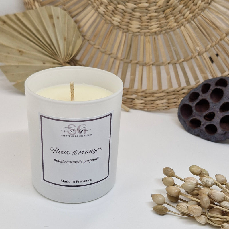 Bougie parfumée artisanale Fleur d’oranger Souffle de Gaïa mise en scène dans un univers décoration naturel et raffiné.