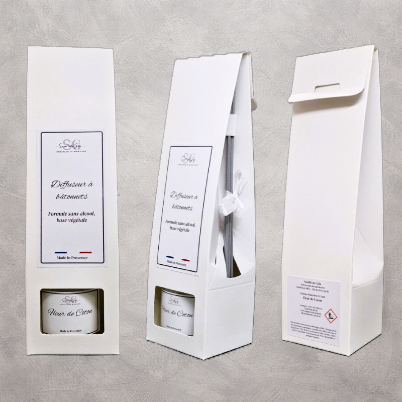 Diffuseur à bâtonnets Souffle de Gaïa présenté dans son packaging, illustration d’un produit professionnel fabriqué en Provence avec formule sans alcool et présentation premium.