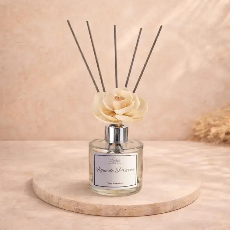 Diffuseur de parfum artisanal Souffle de Gaïa illustrant les senteurs solaires et fruitées, dans un univers lumineux et estival pour collections saisonnières.