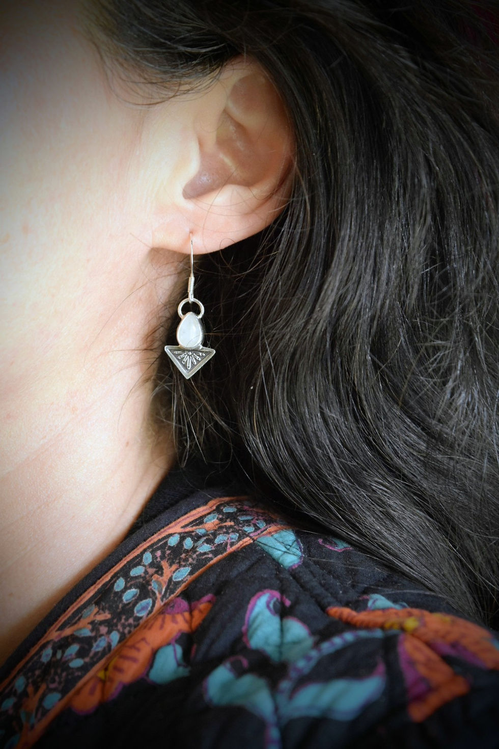 Miniature : Boucles en argent et pierre de lune.